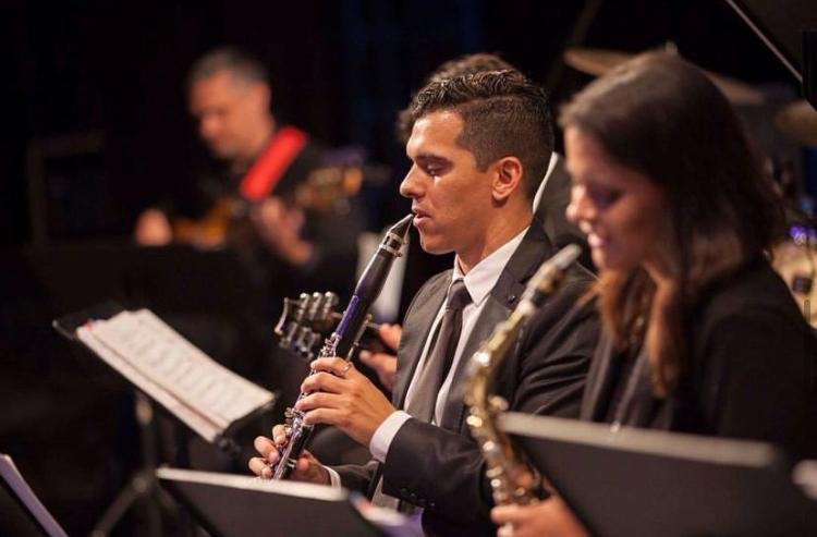 Clarinetista y saxofonista de Mérida Big Band durante una presentación