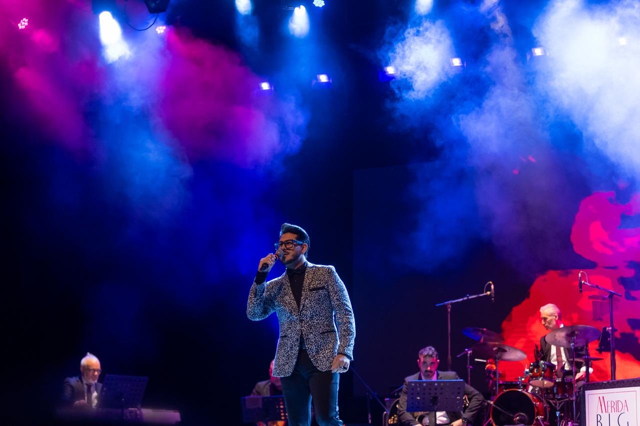 Cantante en directo con la orquesta