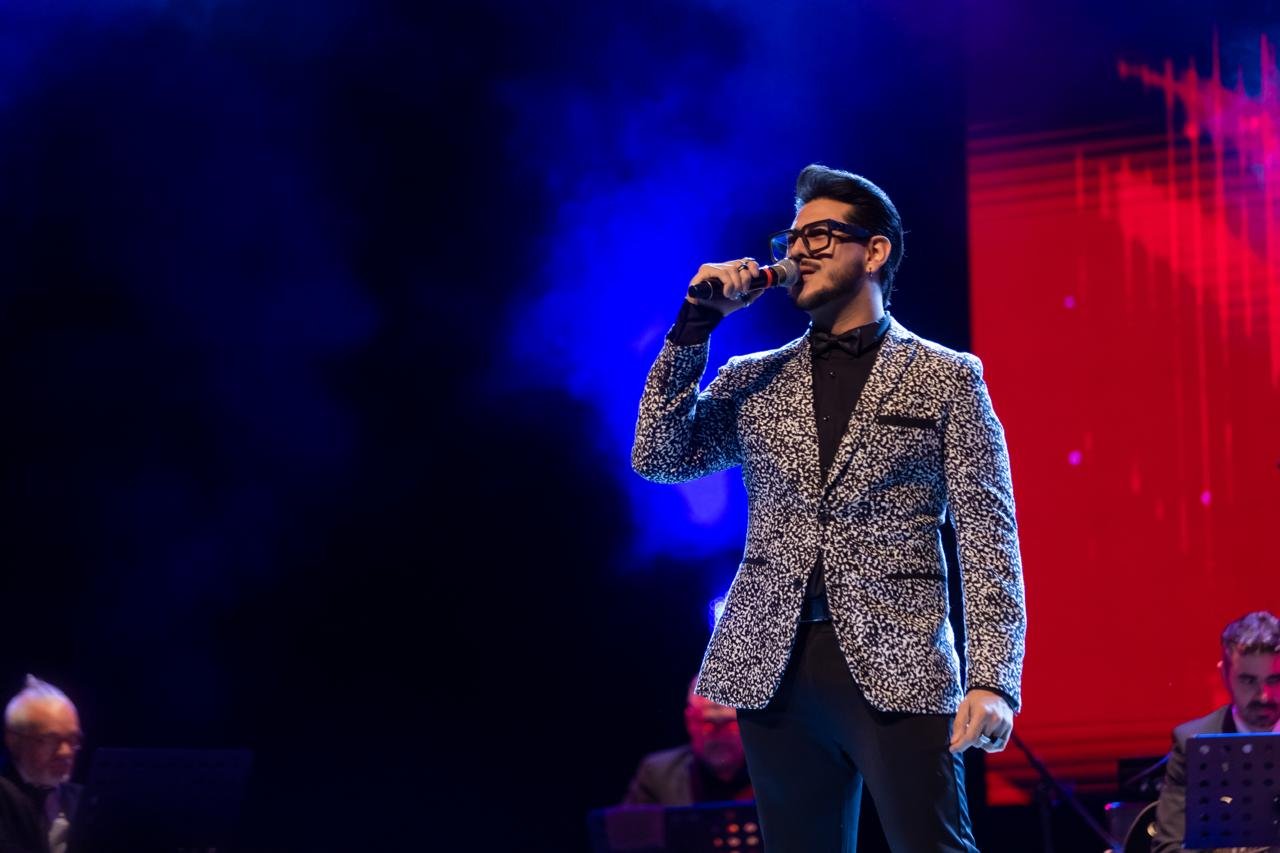 Solista vocal con luces azules